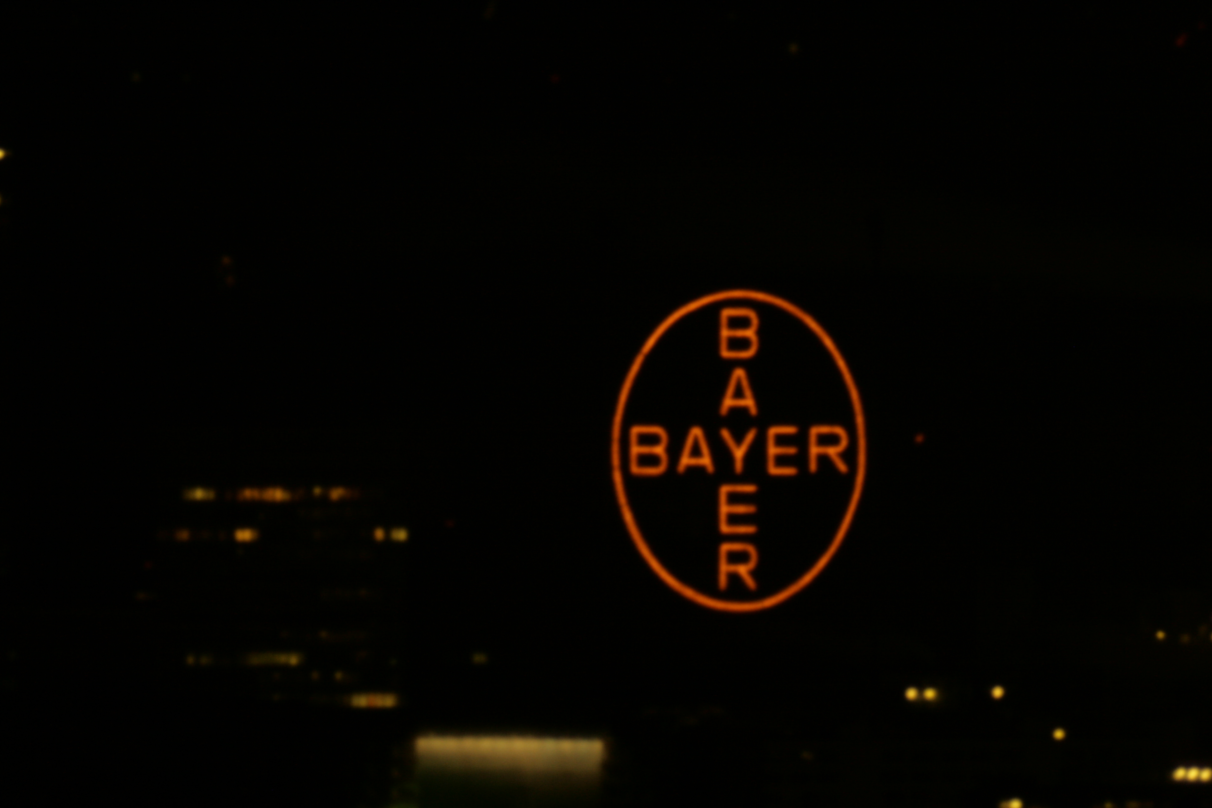 Blick nach Südwesten zum Bayer-Kreuz bei Nacht  (durch Teleskop)