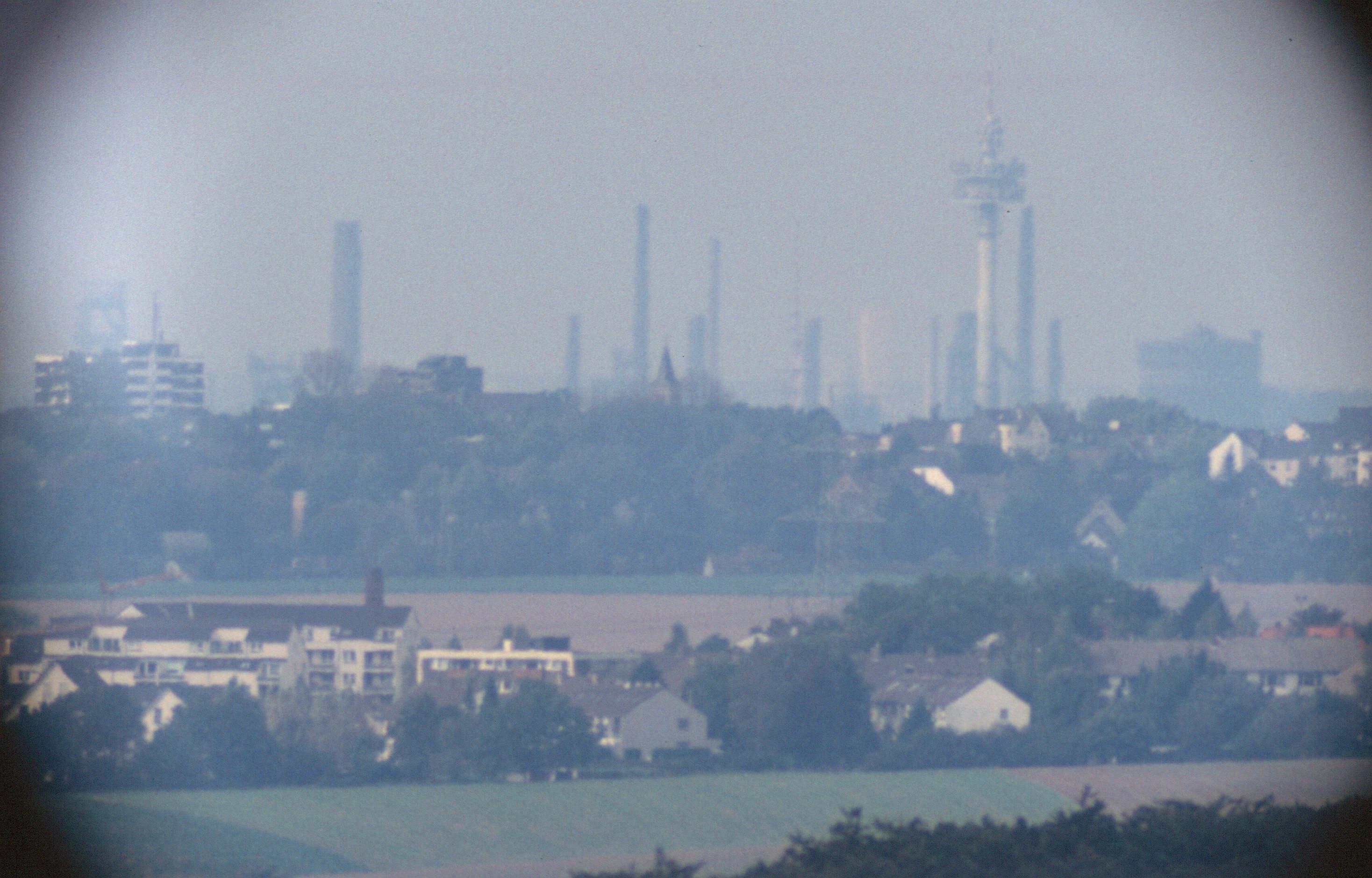 Industrieanlagen in Duisburg (durch Teleskop)