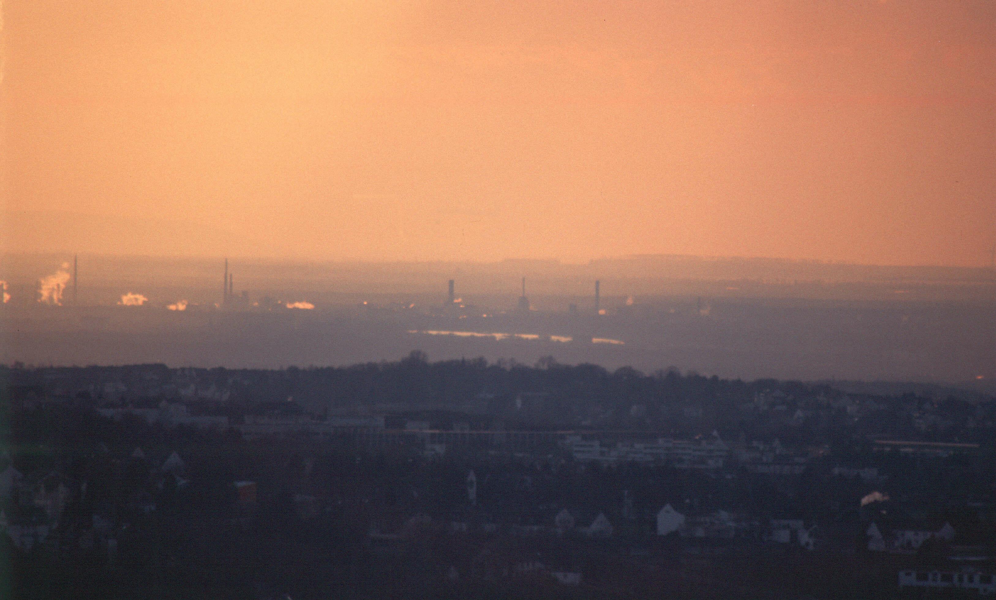 Blick nach Westen auf den Rhein  (helles Band in Bildmitte)