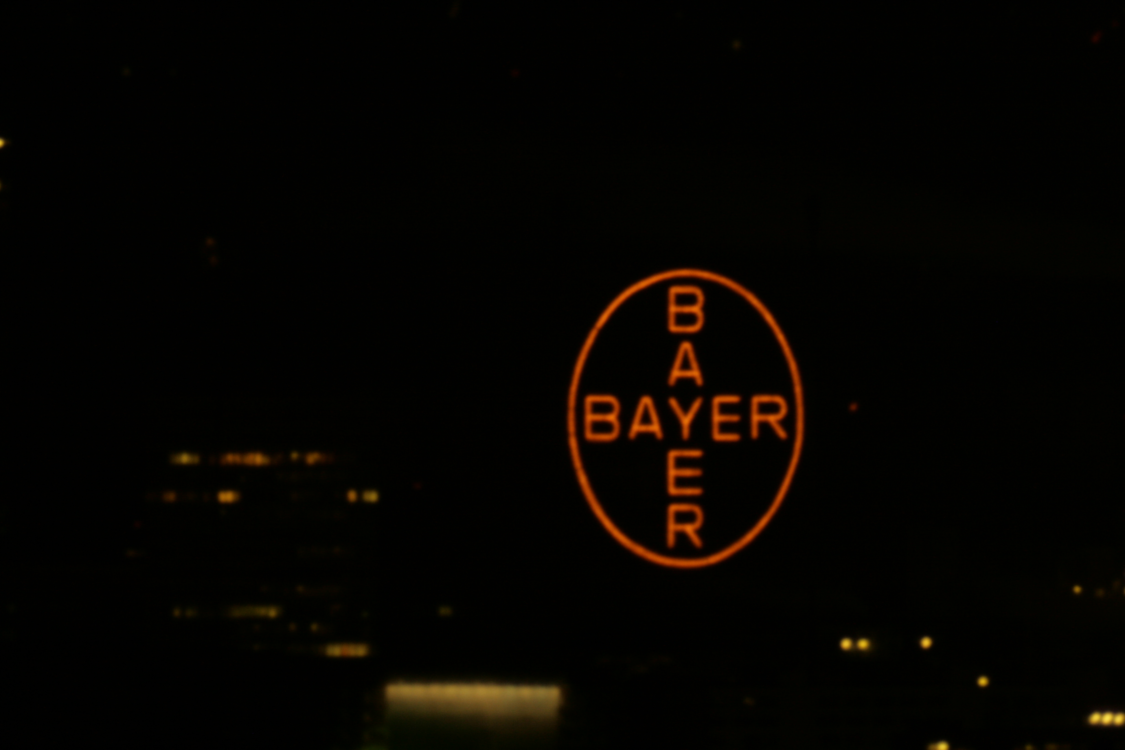 Blick nach Südwesten zum Bayer-Kreuz bei Nacht (durch Teleskop)