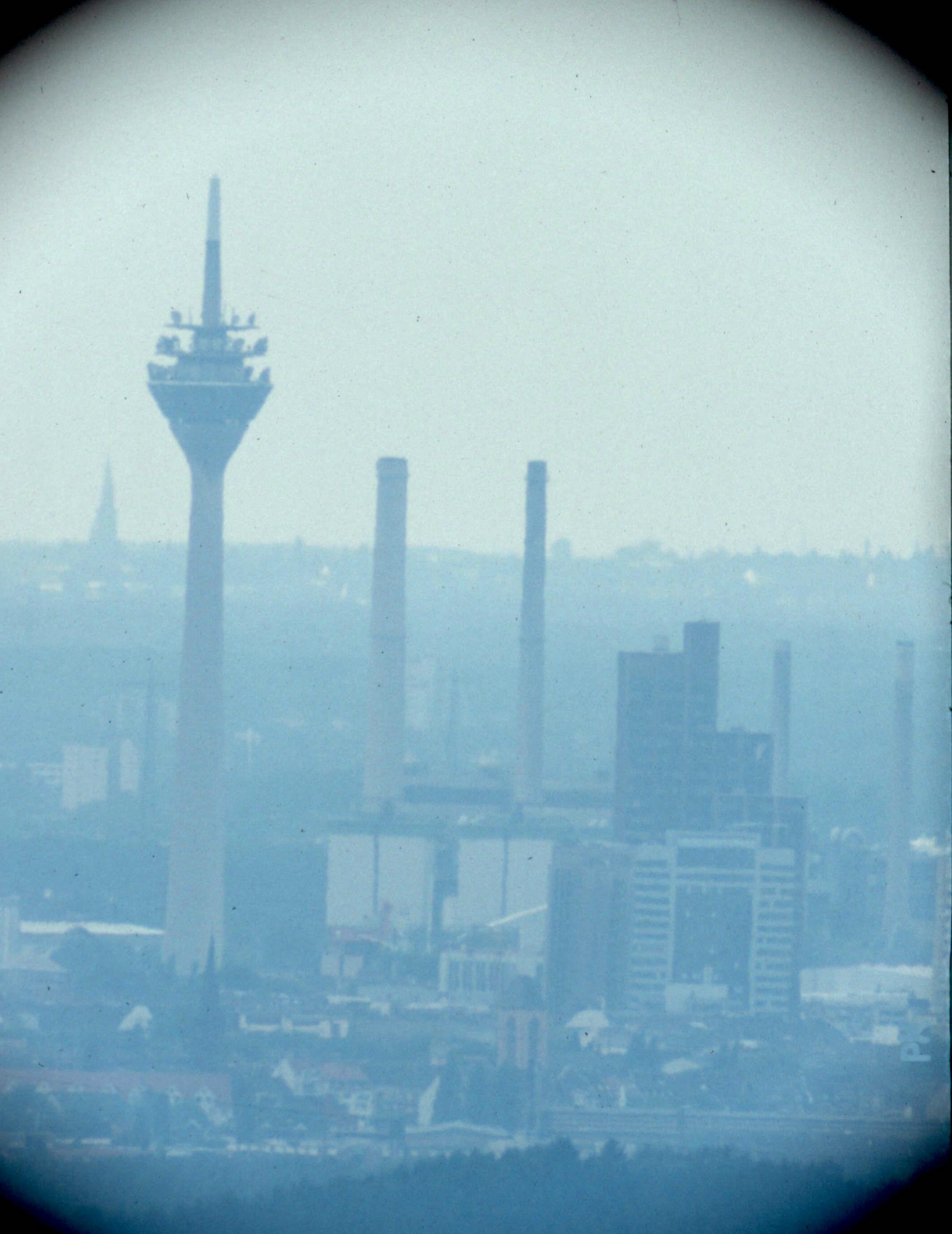  Blick nach Nordwesten nach Düsseldorf (durch Teleskop)
