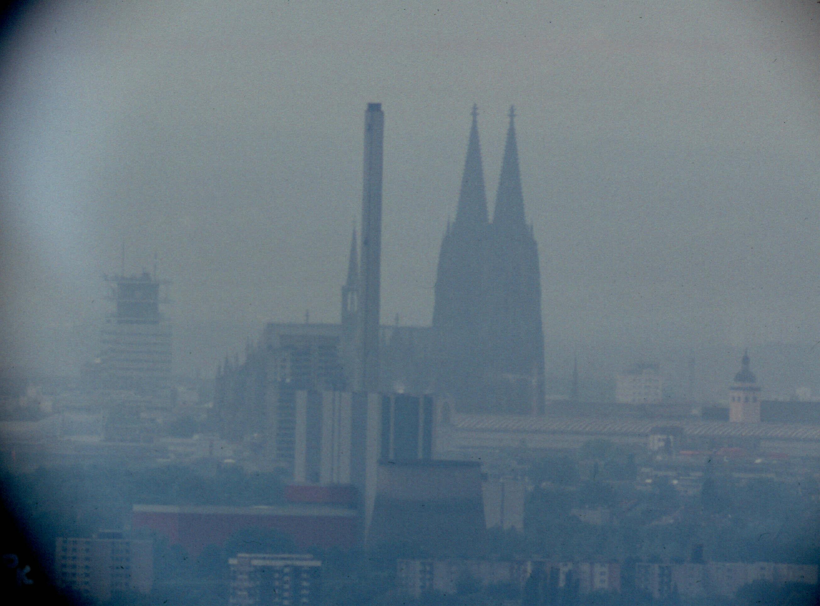 Blick nach Südwesten zum Kölner Dom (durch Teleskop)