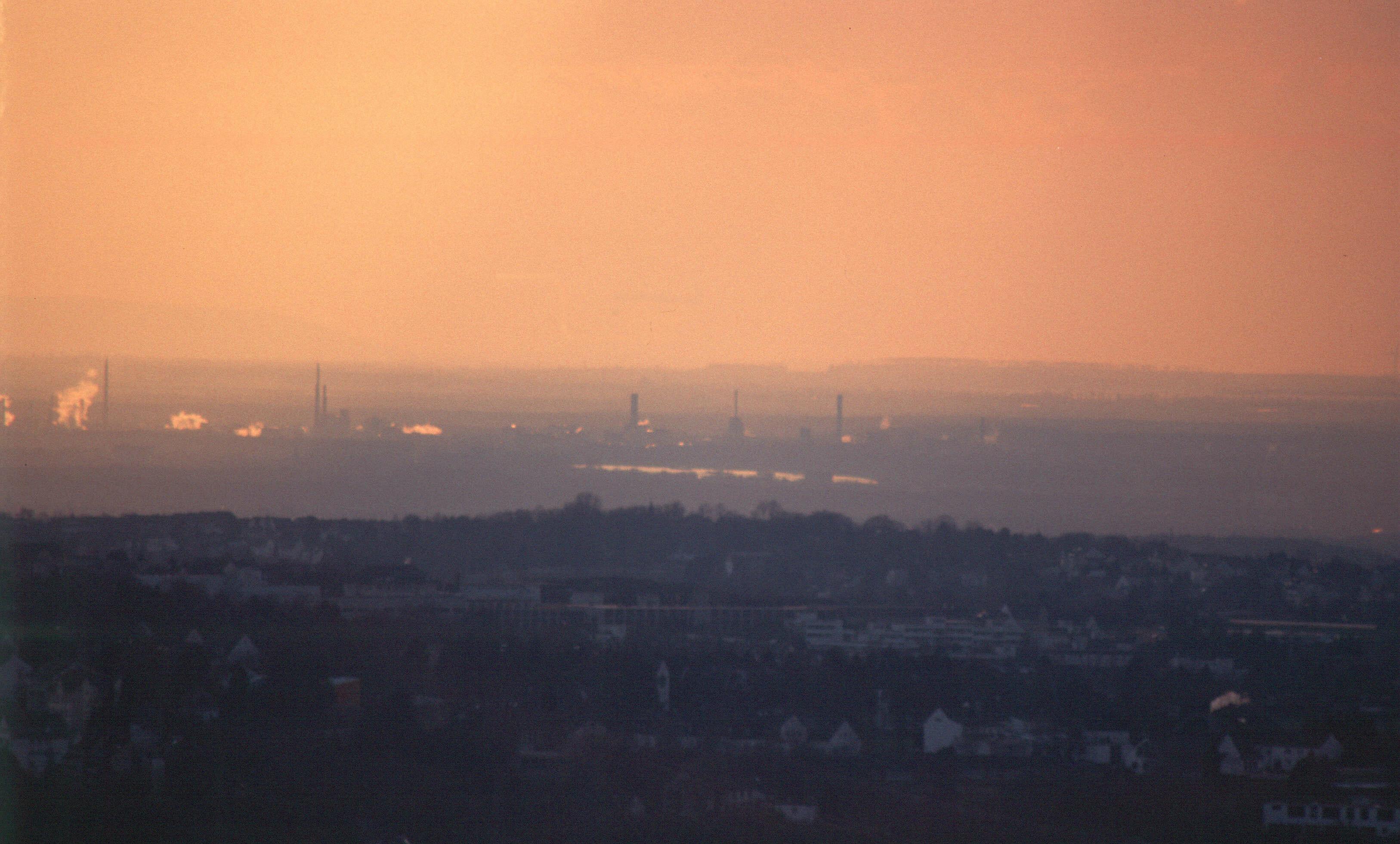 Blick nach Westen auf den Rhein (helles Band in Bildmitte)
